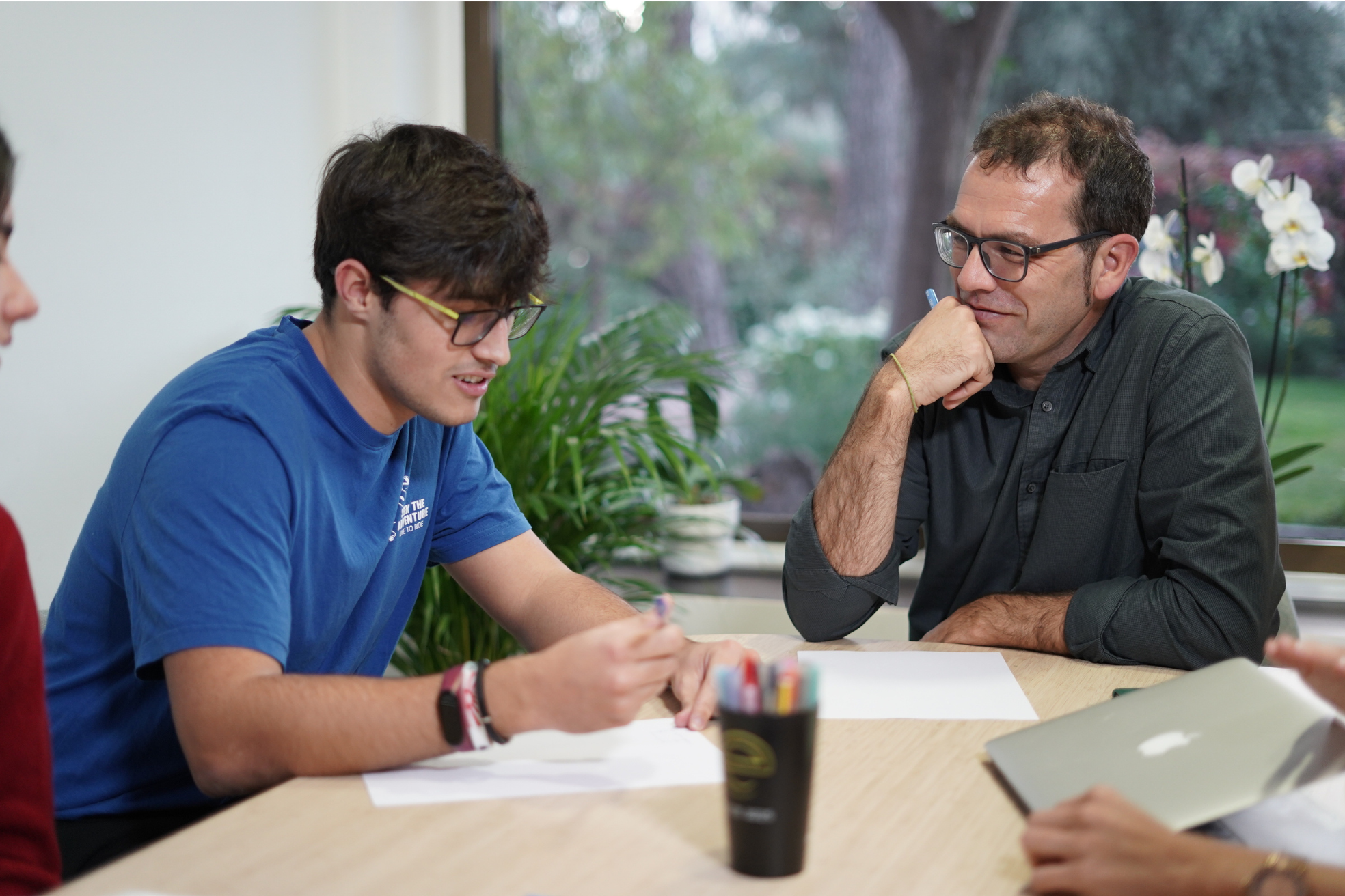 profesor explicando a alumno