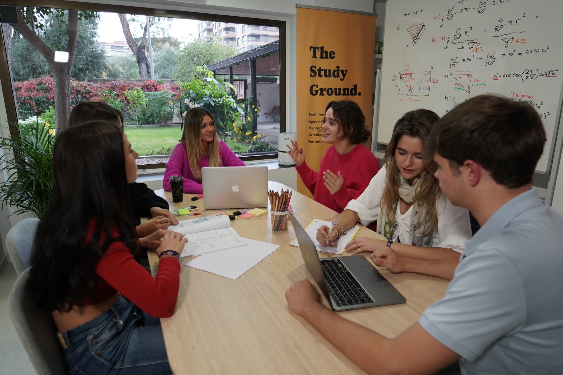 grupo de alumnos estudiando en un aula