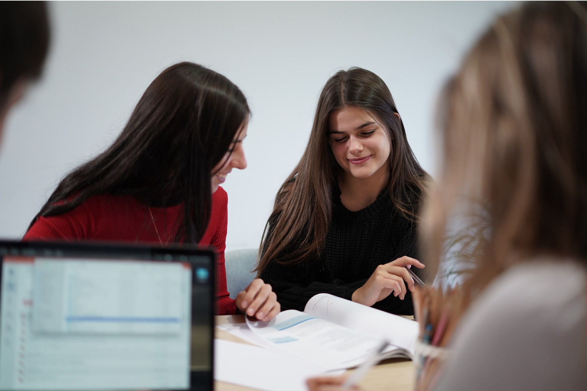 2 alumnas estudiando