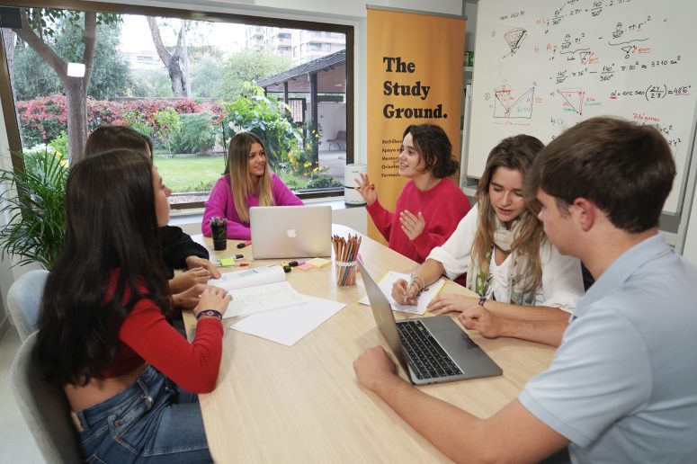 chicos estudiando en un aula